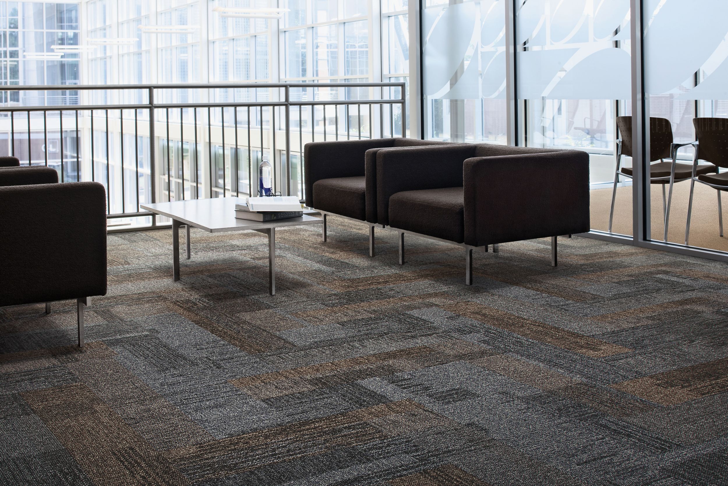 Interface Verticals plank carpet tile in seating area with two couches and glass table numéro d’image 11